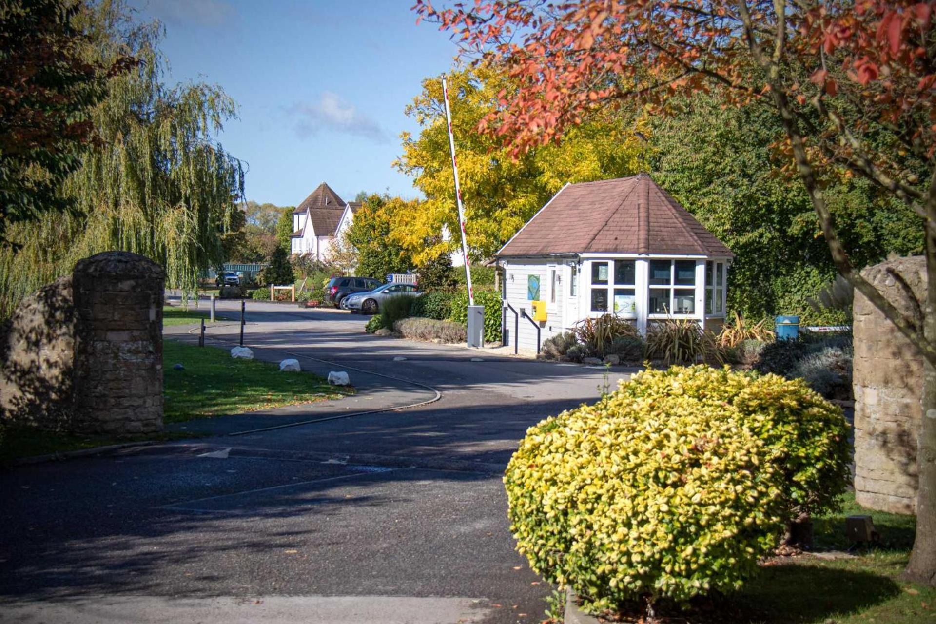 Luxury Kingfisher Lodge, Isis Lake, Within The Cotswold Waterpark Cirencester Exterior photo