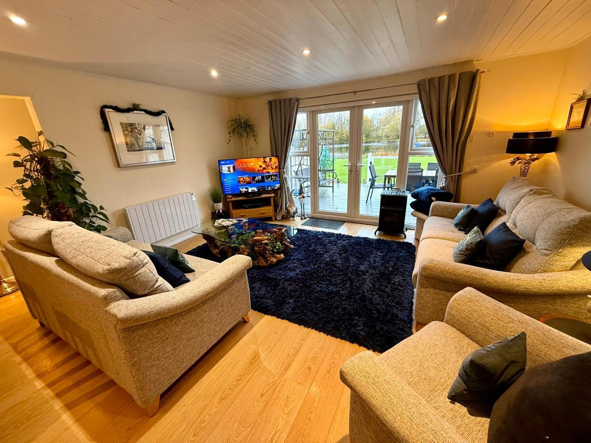Luxury Kingfisher Lodge, Isis Lake, Within The Cotswold Waterpark Cirencester Exterior photo