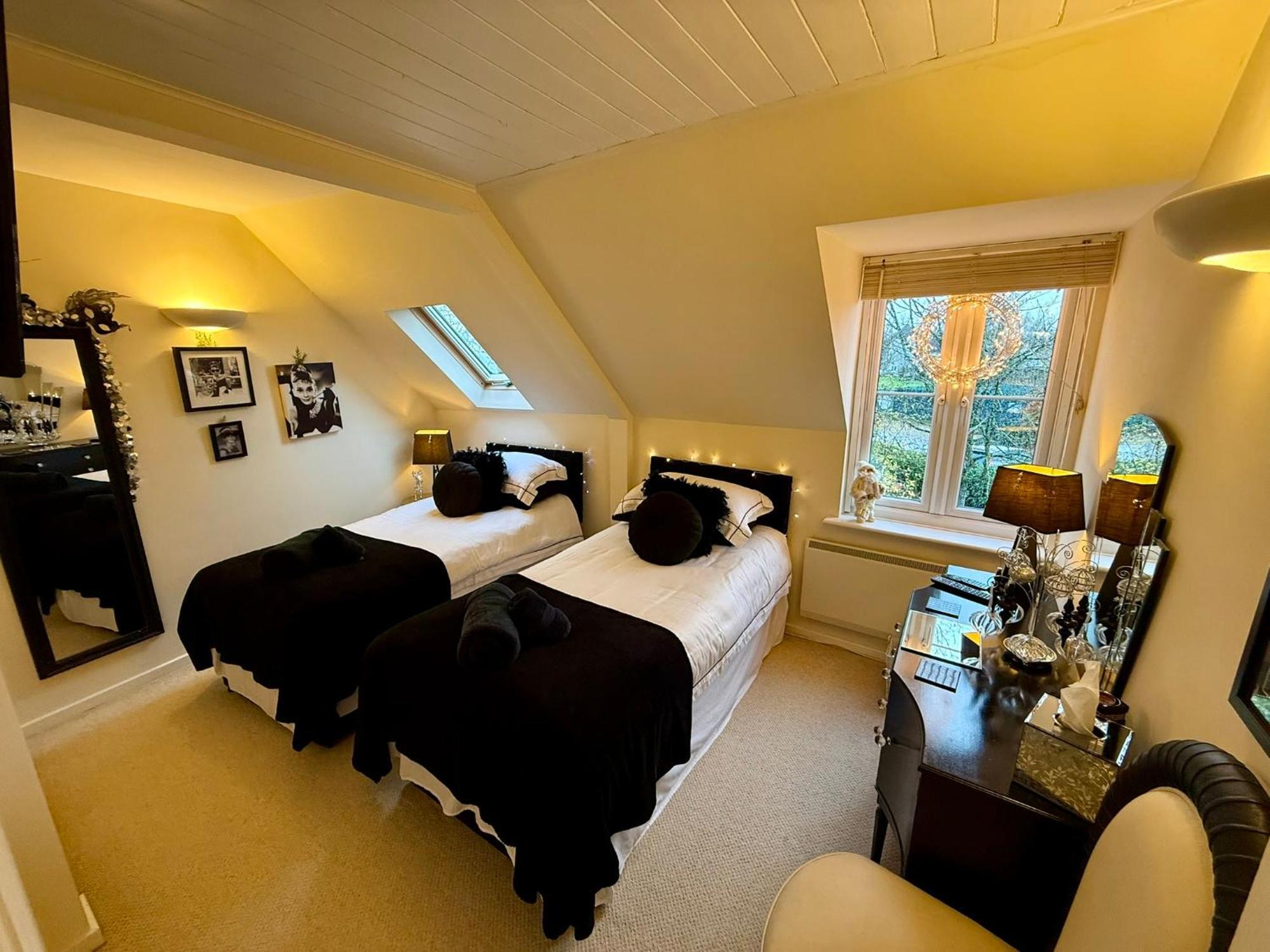 Luxury Kingfisher Lodge, Isis Lake, Within The Cotswold Waterpark Cirencester Exterior photo