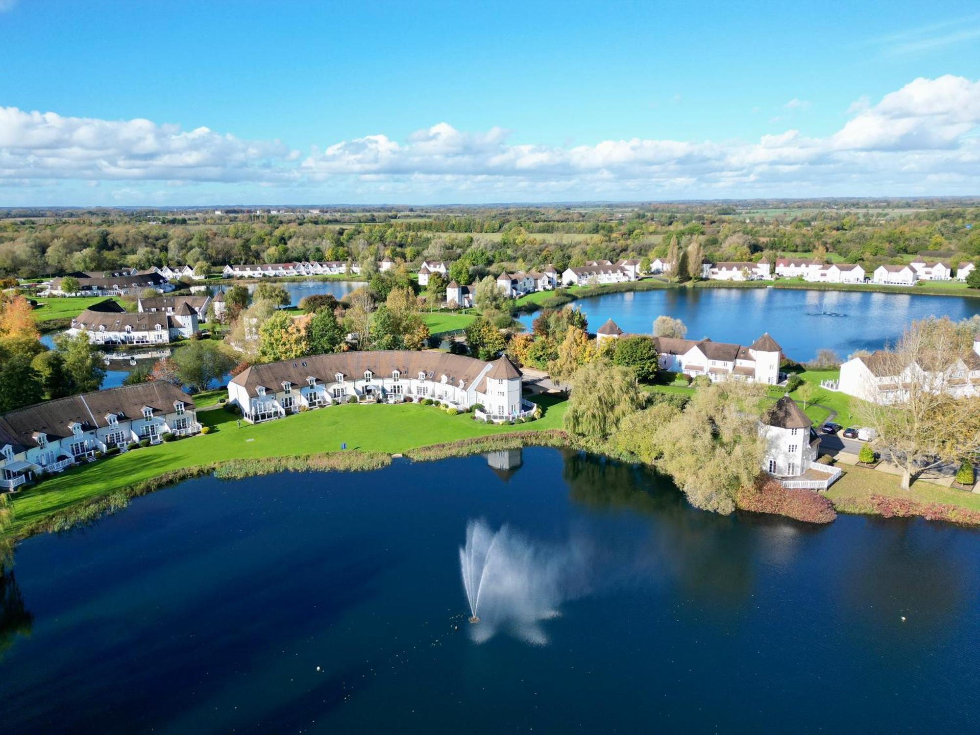 Luxury Kingfisher Lodge, Isis Lake, Within The Cotswold Waterpark Cirencester Exterior photo