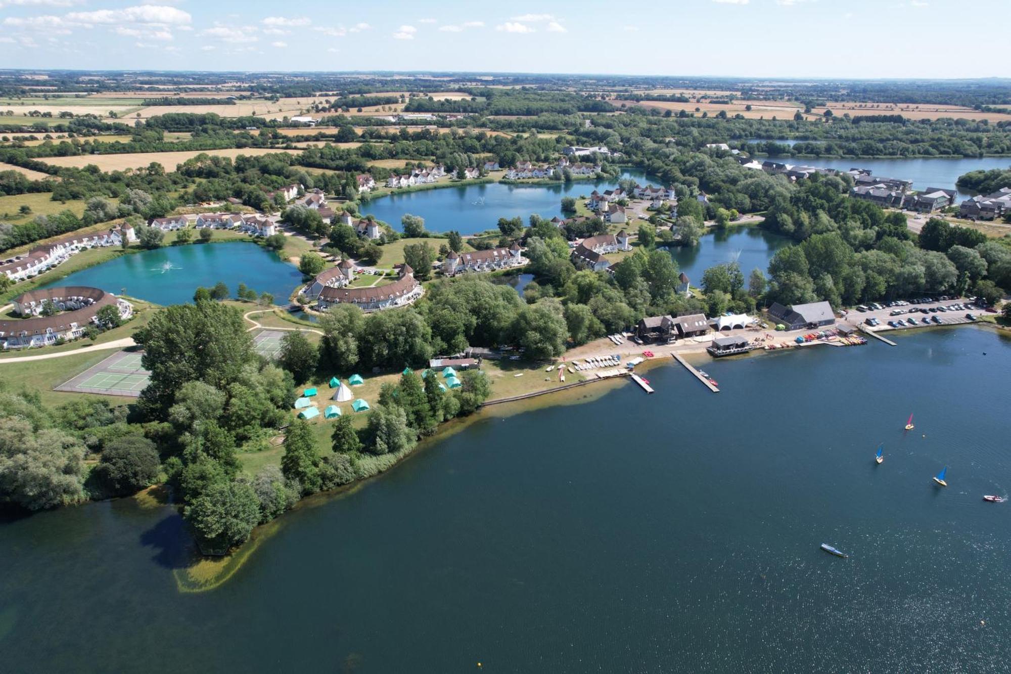 Luxury Kingfisher Lodge, Isis Lake, Within The Cotswold Waterpark Cirencester Exterior photo