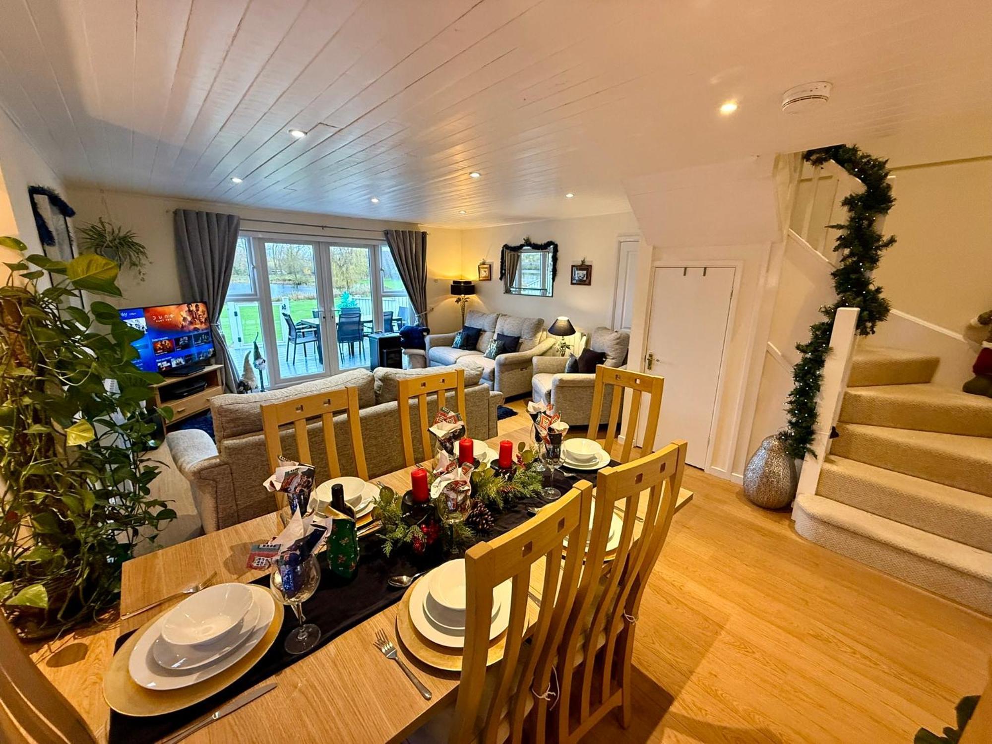 Luxury Kingfisher Lodge, Isis Lake, Within The Cotswold Waterpark Cirencester Exterior photo