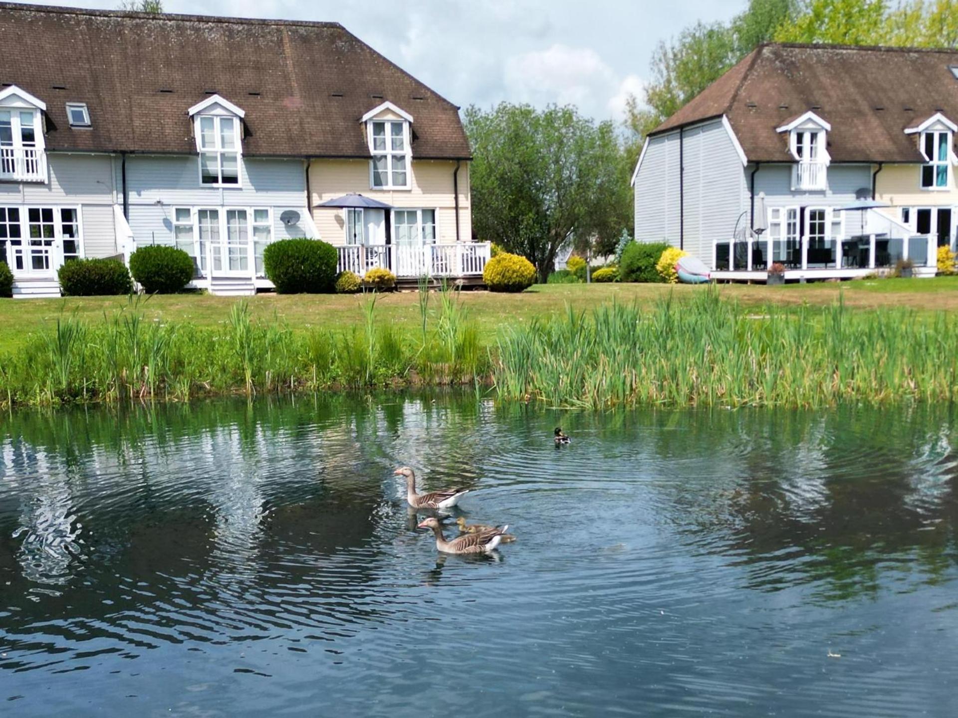 Luxury Kingfisher Lodge, Isis Lake, Within The Cotswold Waterpark Cirencester Exterior photo
