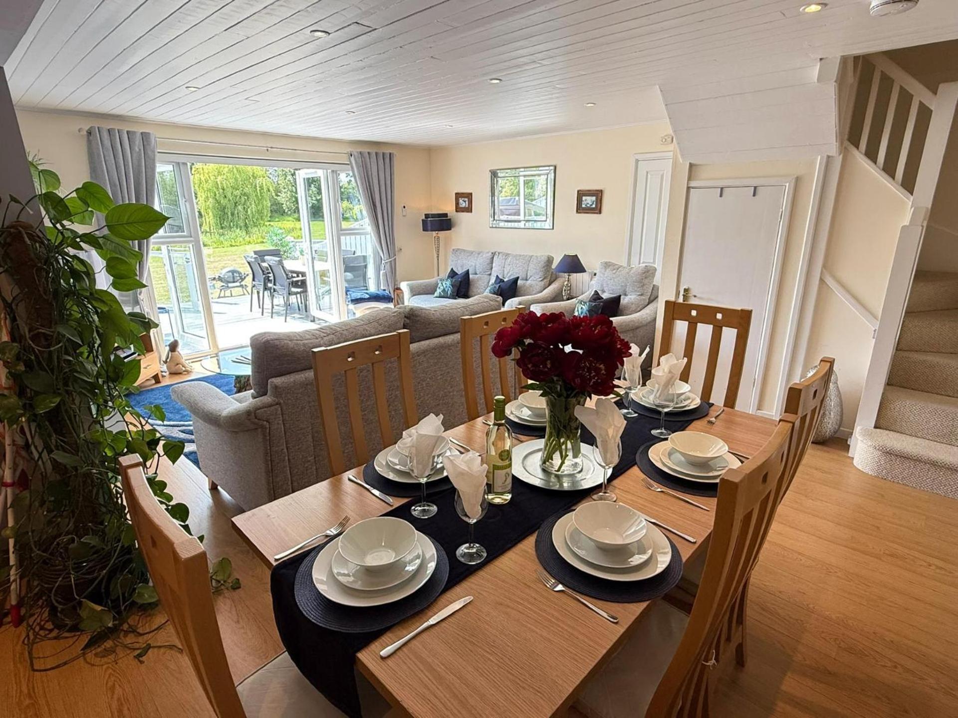 Luxury Kingfisher Lodge, Isis Lake, Within The Cotswold Waterpark Cirencester Exterior photo