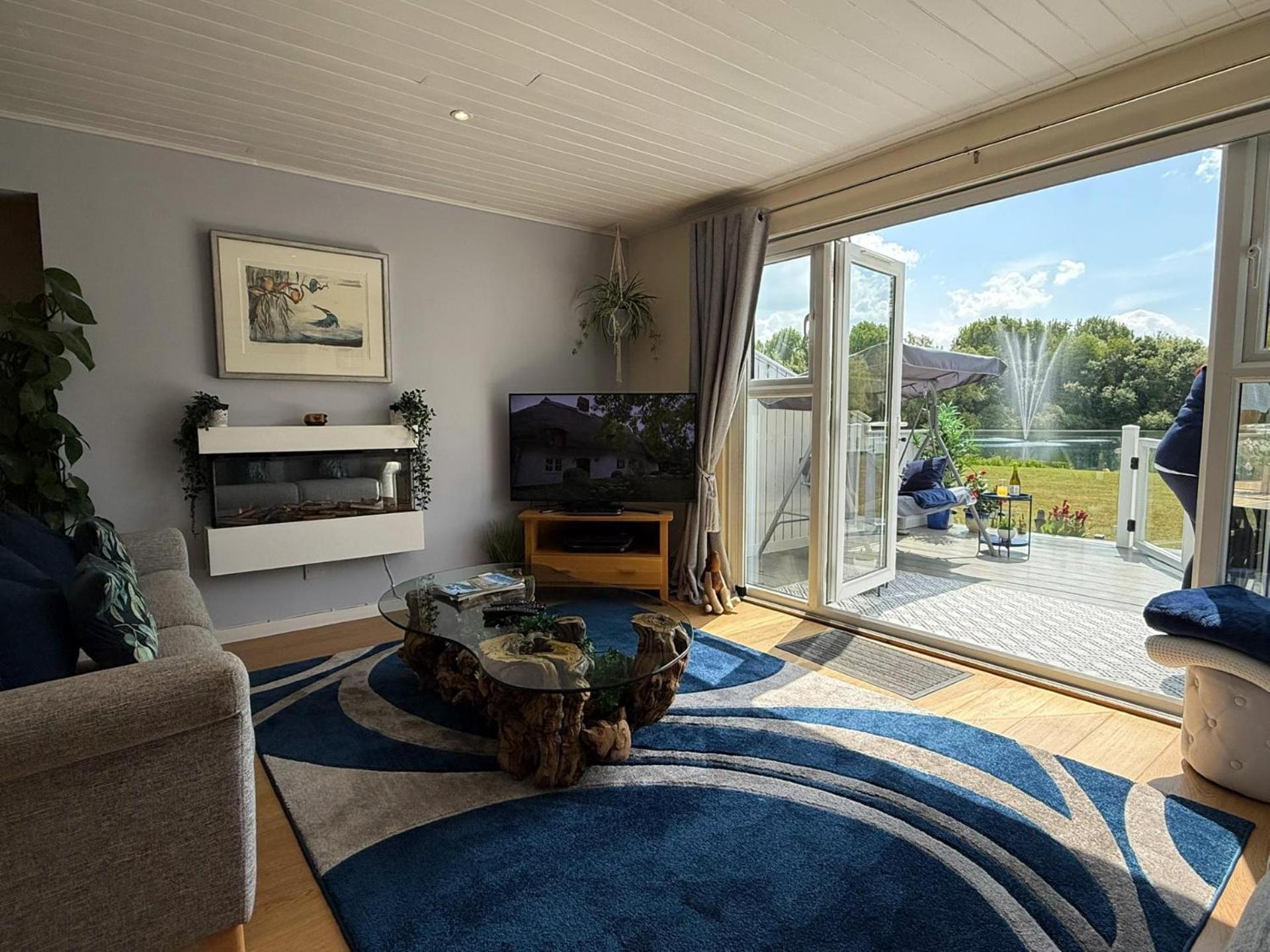 Luxury Kingfisher Lodge, Isis Lake, Within The Cotswold Waterpark Cirencester Exterior photo